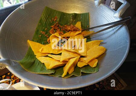 Nahaufnahme frittierter Wonton (einfache Eierrollen-Verpackungen) Stockfoto