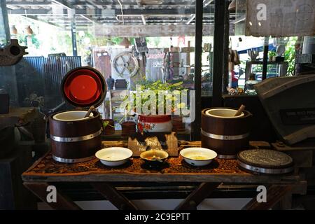 Arrangement von Buffet-Selbstbedienungsstation im Thai-Restaurant -Khao Pad Khai (Hühnchen gebratener Reis mit Eiern)- Chumphon, Thailand Stockfoto