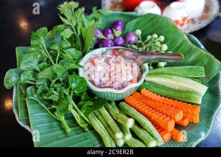 Nahaufnahme Chili-Paste mit frischem Gemüse serviert Stockfoto