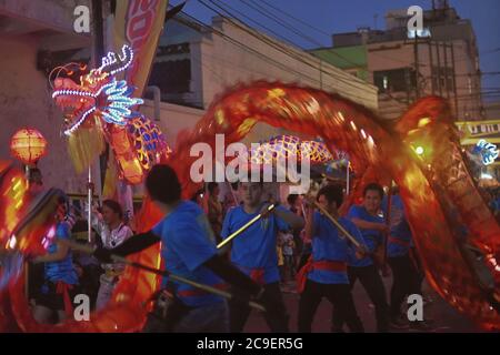 Eine chinesische Drachenlaterne während der Bandung Laternenfestival Kulturparade 2015 (Kirab Budaya Cap Go Meh Bandung 2015) in Bandung City, Indonesien. Stockfoto