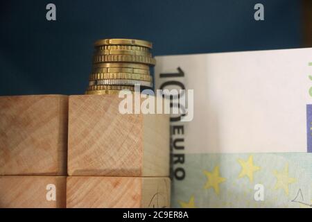 Stapel von Euro-Münzen und 100 Euro-Rechnung. Business Profit-Konzept Stockfoto