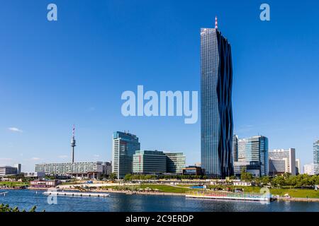 Panorama von Donau City mit Wolkenkratzern, DC Tower und Promenade in Donau City, Wien, Österreich, Europa Stockfoto