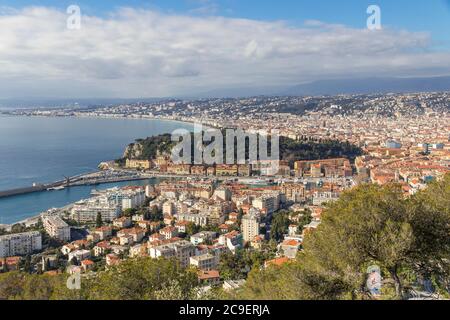 Erhöhter Blick vom Mont Boron zurück nach Port Lympia, Colline du Chateau und das Stadtzentrum von Nizza, Cote d'Azur, Frankreich, Europa Stockfoto