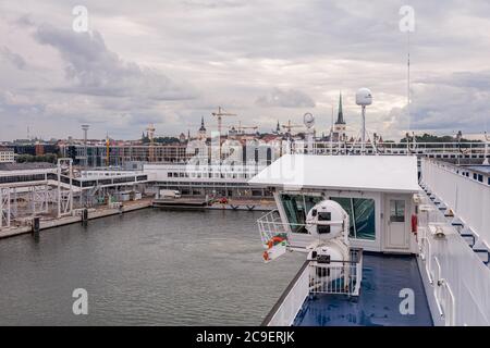 Tallinn, Harju County, Estland, 02. Juli 2020 Panorama der Stadt, der Hafen von Viking Line. Hochwertige Fotos Stockfoto