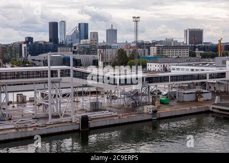Tallinn, Harju County, Estland, 02. Juli 2020 Panorama der Stadt, der Hafen von Viking Line. Hochwertige Fotos Stockfoto