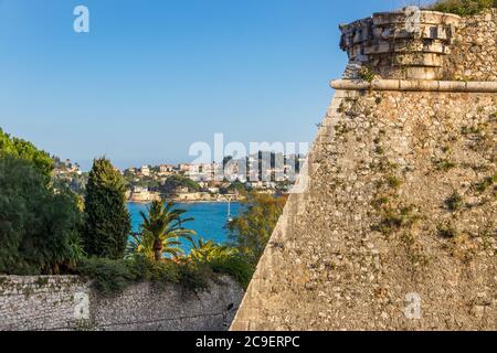 Blick von der Zitadelle von Villefranche sur Mer auf die Halbinsel Saint Jean - Cap Ferrat, Cote d'Azur, Frankreich, Europa Stockfoto