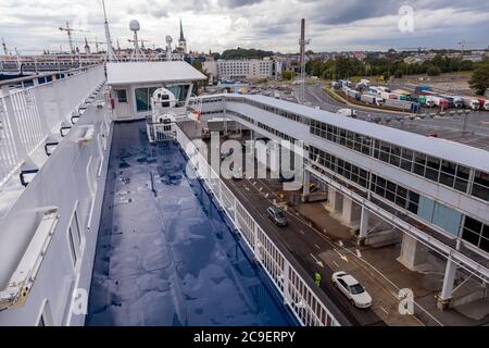 Tallinn, Harju County, Estland, 02. Juli 2020 Panorama der Stadt, der Hafen von Viking Line. Hochwertige Fotos Stockfoto