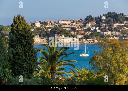 Blick von Villefranche sur Mer auf die Halbinsel Saint Jean - Cap Ferrat, Cote d'Azur, Frankreich, Europa Stockfoto