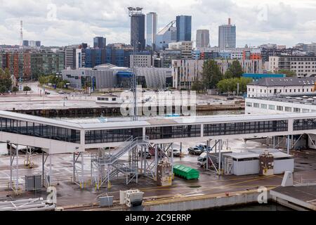 Tallinn, Harju County, Estland, 02. Juli 2020 Panorama der Stadt, der Hafen von Viking Line. Hochwertige Fotos Stockfoto