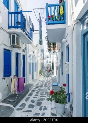 Bunte Häuser, blaue und rote Türen und Fenster und viele Blumen in der Altstadt von Mykonos Island, Griechenland. Stockfoto