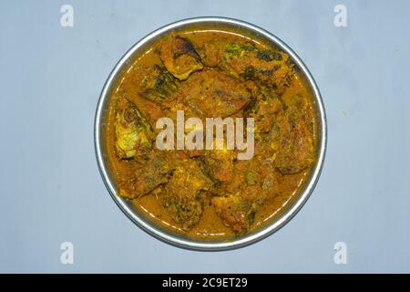 Fisch Gravey Curry auf EINER Stahlplatte. Indisches Non-Veg-Essen. Stockfoto