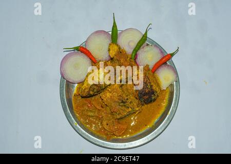 Fisch Gravey Curry auf EINEM Stahlteller mit Zwiebeln & grünen roten Chilis. Stockfoto