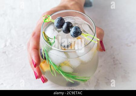Erfrischendes hausgemachtes Getränk. Sommer eiskalte Limonade mit Heidelbeere und frischem Kraut. Stockfoto