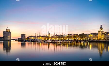 Alter Hafen von La Rochelle, die französische Stadt und Seehafen. Schöner blauer Stundenhimmel. Langzeitbelichtung Fotografie Stockfoto