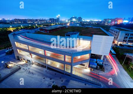 Nachtansicht eines dreidimensionalen Parkplatzes, Peking, China. Stockfoto