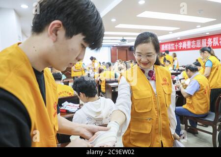 31. Juli 2020, Tengzhou, Tengzhou, China: ShandongÃ¯Â¼Å'CHINA-am 26. Juli 2020, shandong tengzhou, provinz shandong vom Roten Kreuz gehalten ist gut su Rotes Kreuz Freiwilligendienst primäre Rettungsschwimmer Trainingskurs, das chinesische Rote Kreuz Notfall-Rettungs-Trainer, um Fall als Durchbruchpunkt zu retten, mit Grafik und Video, im Feld, Wie intuitive Kursinhalte, System für 71 Team gelehrt ''cardiopulmonale Reanimation (CPR)'', ''Trauma Care'' und andere Rettungsmaßnahmen und Angelegenheiten, die Aufmerksamkeit des Wissens benötigen, Verbesserung der Service-Team im Notfall oder Unfall Stockfoto