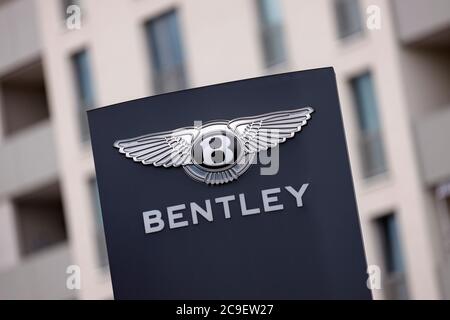 Köln, Deutschland. Juli 2020. Das Logo des Automobilherstellers Bentley, der seit 1998 im Besitz der Volkswagen AG ist und offizieller Lieferant der britischen Königsfamilie ist, auf dem Gelände der Motorworld Köln Rheinland. Köln, 28. Juli 2020 Quelle: dpa/Alamy Live News Stockfoto