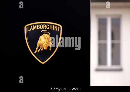 Köln, Deutschland. Juli 2020. Das Logo des Automobilherstellers Lamborghini, der als Teil der Audi AG zum Volkswagen Konzern gehört, auf dem Gelände der Motorworld Köln Rheinland. Köln, 28. Juli 2020 Quelle: dpa/Alamy Live News Stockfoto