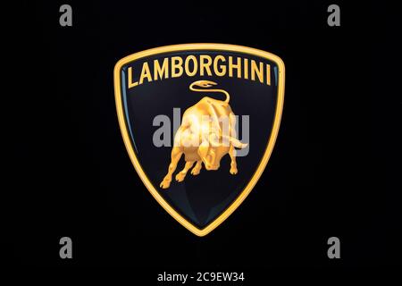 Köln, Deutschland. Juli 2020. Das Logo des Automobilherstellers Lamborghini, der als Teil der Audi AG zum Volkswagen Konzern gehört, auf dem Gelände der Motorworld Köln Rheinland. Köln, 28. Juli 2020 Quelle: dpa/Alamy Live News Stockfoto