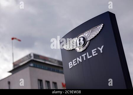 Köln, Deutschland. Juli 2020. Das Logo des Automobilherstellers Bentley, der seit 1998 im Besitz der Volkswagen AG ist und offizieller Lieferant der britischen Königsfamilie ist, auf dem Gelände der Motorworld Köln Rheinland. Köln, 28. Juli 2020 Quelle: dpa/Alamy Live News Stockfoto