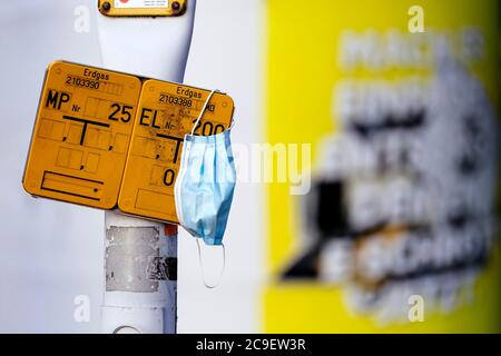 Köln, Deutschland. Juli 2020. Eine Atemschutzmaske wurde für ein Foto drapiert. Köln, 29. Juli 2020 Quelle: dpa/Alamy Live News Stockfoto