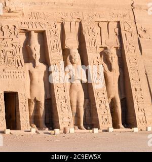 Kolossale Statuen am Hathor Tempel der Königin Nefertari, Abu Simbel, Ägypten Stockfoto