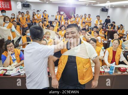 31. Juli 2020, Tengzhou, Tengzhou, China: ShandongÃ¯Â¼Å'CHINA-am 26. Juli 2020, shandong tengzhou, provinz shandong vom Roten Kreuz gehalten ist gut su Rotes Kreuz Freiwilligendienst primäre Rettungsschwimmer Trainingskurs, das chinesische Rote Kreuz Notfall-Rettungs-Trainer, um Fall als Durchbruchpunkt zu retten, mit Grafik und Video, im Feld, Wie intuitive Kursinhalte, System für 71 Team gelehrt ''cardiopulmonale Reanimation (CPR)'', ''Trauma Care'' und andere Rettungsmaßnahmen und Angelegenheiten, die Aufmerksamkeit des Wissens benötigen, Verbesserung der Service-Team im Notfall oder Unfall Stockfoto