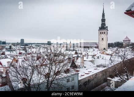 Überblick über einen Wintertag in der Altstadt von Tallinn, Estland Stockfoto