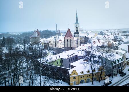 Überblick über einen Wintertag in der Altstadt von Tallinn, Estland Stockfoto