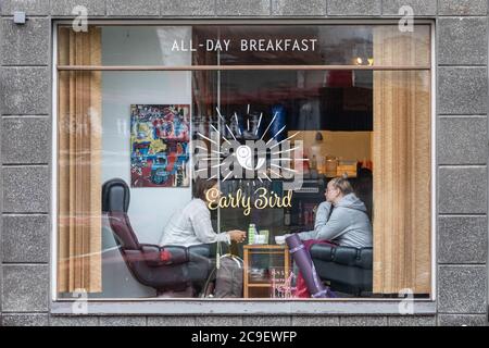 Kunden mit Yogamatte im Café Early Bird Fenster im Kallio-Viertel von Helsinki, Finnland Stockfoto