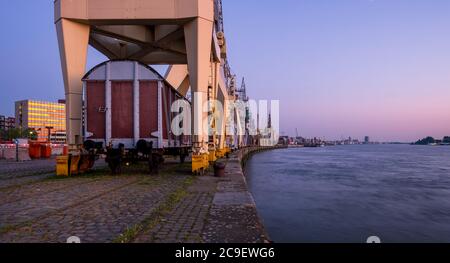 Historische Hafenkräne im alten Teil des Hafens von Antwerpen. Stockfoto