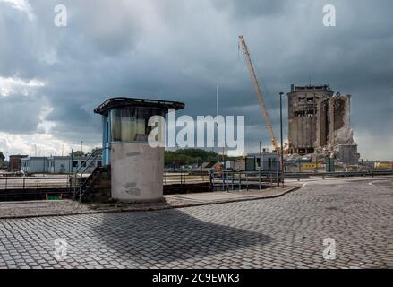 Altes Getreidelager SAGMA wird abgerissen, um Platz für eine Erweiterung der Antwerpener ringstraße zu machen. Stockfoto