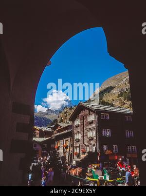 Das ist der Blick auf die ikonische Nordwand des Matterhorns vom Dorfplatz im Schweizer Bergurlaubsort Zermatt im Schweizer Kanton Wallis, wie er 1986 war Stockfoto