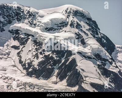 Dies ist die Nordwand des Breithorns aus der Nähe der Bergbahnstation Gornergrat, die 1986 vom Schweizer Bergresort Zermatt im Schweizer Kanton Wallis aus in Betrieb ist Stockfoto