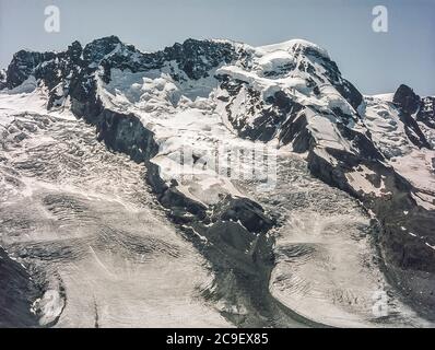 Dies ist die Nordwand des Breithorns aus der Nähe der Bergbahnstation Gornergrat, die 1986 vom Schweizer Bergresort Zermatt im Schweizer Kanton Wallis aus in Betrieb ist Stockfoto