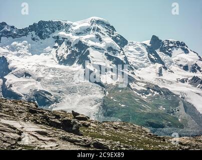 Dies ist die Nordwand des Breithorns aus der Nähe der Bergbahnstation Gornergrat, die 1986 vom Schweizer Bergresort Zermatt im Schweizer Kanton Wallis aus in Betrieb ist Stockfoto