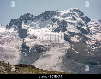 Dies ist die Nordwand des Breithorns aus der Nähe der Bergbahnstation Gornergrat, die 1986 vom Schweizer Bergresort Zermatt im Schweizer Kanton Wallis aus in Betrieb ist Stockfoto