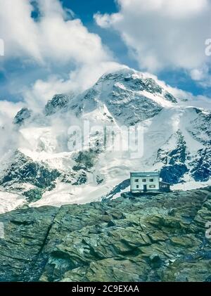 Dies ist die Nordwand des Breithorns aus der Nähe der Berghütte Gandegg Inn, die sich hoch über dem Schweizer Bergort Zermatt im Schweizer Kanton Wallis im Jahr 1986 befindet Stockfoto