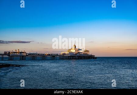 Eastbourne Pier vom Strand bei Sonnenuntergang gesehen Stockfoto