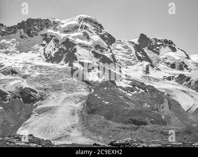 Dies ist die Nordwand des Breithorns aus der Nähe der Bergbahnstation Gornergrat, die 1986 vom Schweizer Bergresort Zermatt im Schweizer Kanton Wallis aus in Betrieb ist Stockfoto