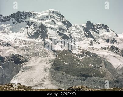 Dies ist die Nordwand des Breithorns aus der Nähe der Bergbahnstation Gornergrat, die 1986 vom Schweizer Bergresort Zermatt im Schweizer Kanton Wallis aus in Betrieb ist Stockfoto