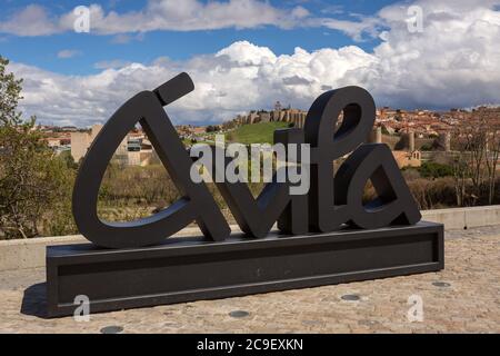 Avila, Spanien - 25. Juni 2019: Avila Blick von Los cuatro postes (die vier Post). Kastilien und Leon, Spanien Stockfoto