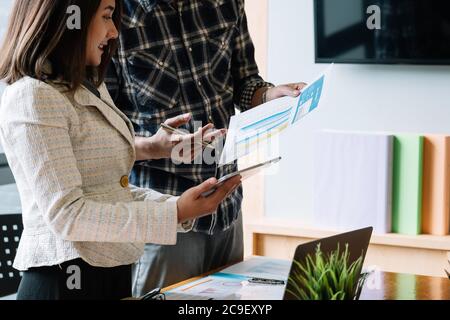 Geschäftsleute treffen sich, um die Situation auf dem Markt mit Tablet-Computer zu diskutieren Stockfoto