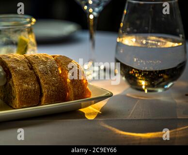 Brot auf dem Esstisch des Hotel Mühle in Binzen, Deutschland Stockfoto