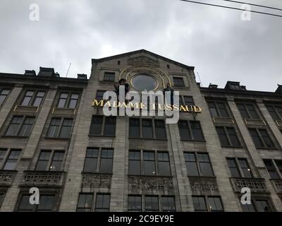 Amsterdam, Niederlande Juli-10, 2020 Fassade des Wachsmuseum Madame Tussauds Amsterdam auf dem Dam-Platz, Niederlande. Stockfoto