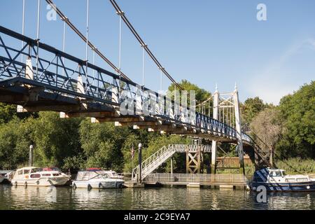 En Empty Teddington Lock Fußgängerbrücke an der Themse, Teddington, England, Großbritannien Stockfoto