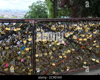 Love Locks auf Montmartre Geländer, Paris am 13. Juli 2019. Stockfoto