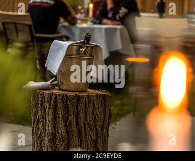 Sektkühler im Outdoor-Catering des Hotel Mühle in Binzen, Deutschland Stockfoto