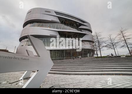 Pfeile zeigen auf das Mercedes Benz Museum. Mercedes Automotive, Automobil und Autos. Mercedes Museum ist ein historisches Auto Display in Stuttgart, Deutschland Stockfoto