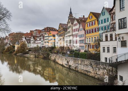 Mittelalterliche Architektur: Historische Häuser am Neckar geben einen Einblick in die Altstadt von Tübingen und ihre Fachwerkhäuser Stockfoto